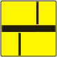 T-6d Tabliczka wskazująca prostopadły przebieg drogi z pierwszeństwem przez skrzyżowanie oraz układ dróg podporządkowanych (umieszczana na drodze podporządkowanej)